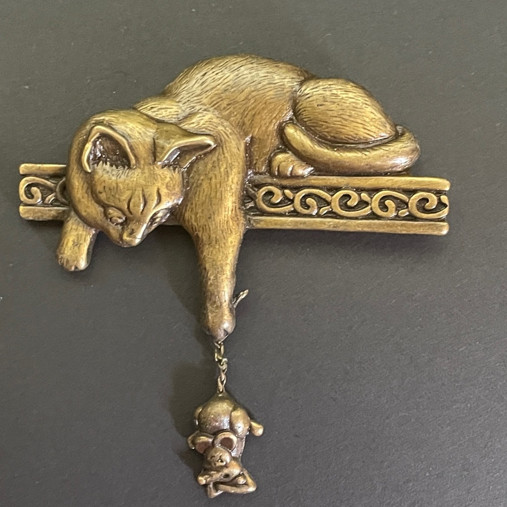 VINTAGE JJ Jonette Jewelry Bronze Tone Kitty Cat
Dangling Mouse Charm Brooch Pin